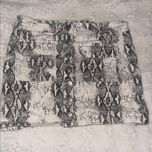 Stylish Black and White Snake Print Skirt